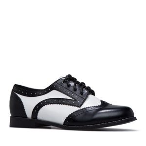 Women's flat lace up shoes